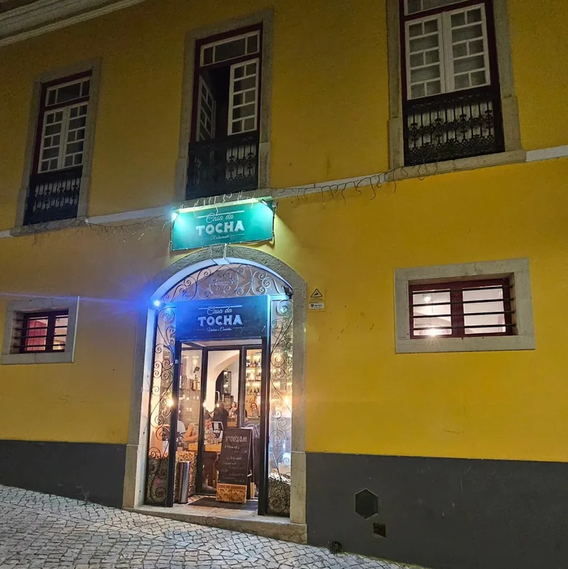 Fachada da Casa da Tocha à noite