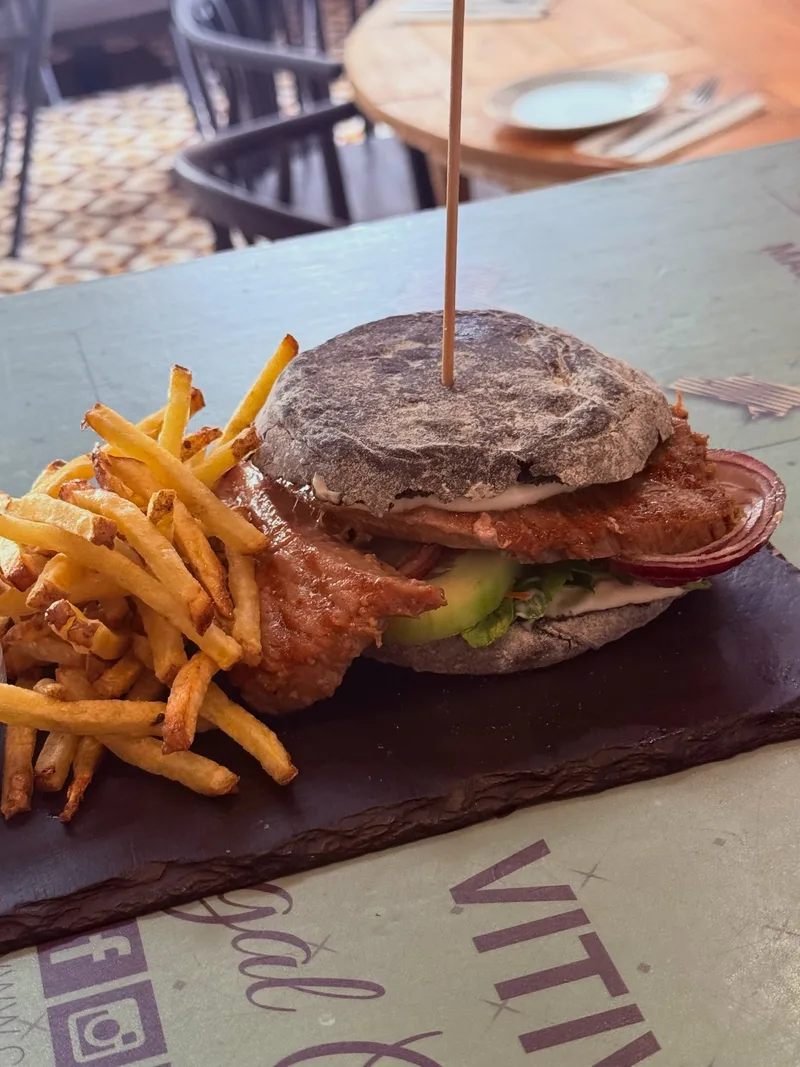 Hambúrguer da casa com batata frita