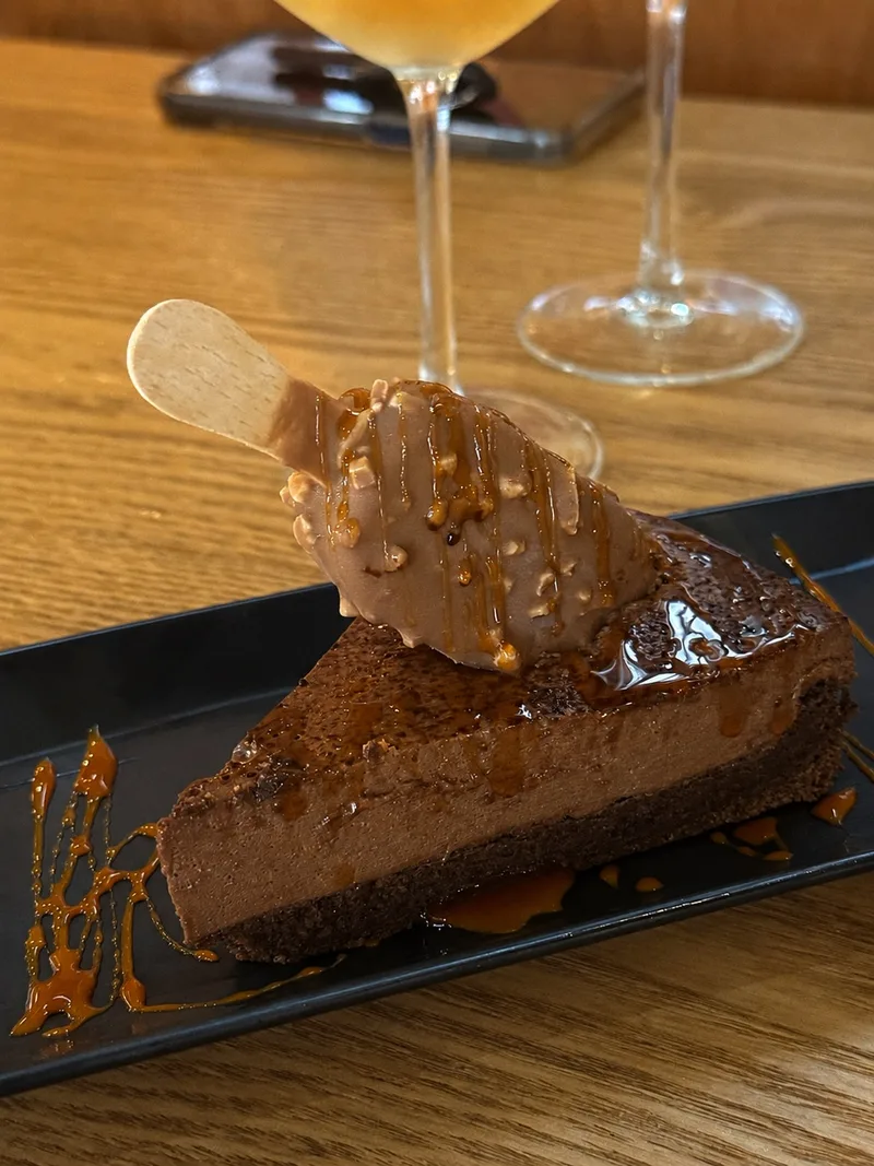 Bolo de chocolate com gelado